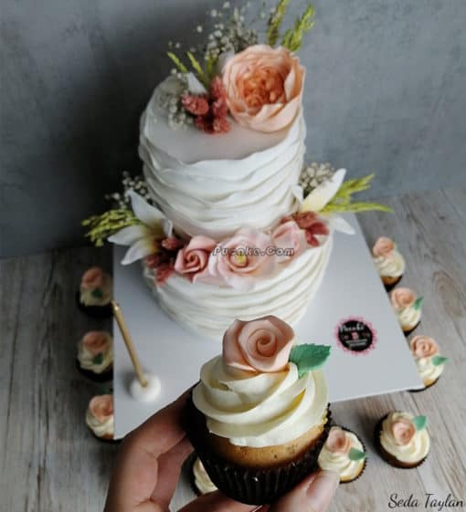 Cicekli-Konsept-NisanPastasi-ve-Cupcake