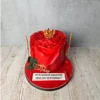 Kırmızı gül yaprakları ve küçük altın renkli taçla süslenmiş pasta
