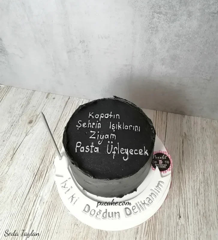 Beyaz esprili yazı bulunan siyah mini doğum günü pastası