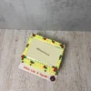Renkli küçük çiçeklerle çerçevelenmiş kare beyaz pasta