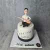 Bağlama çalan erkek figürü ve nota desenleriyle süslenmiş beyaz pasta