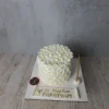 Beyaz ve sarı papatyalarla kaplı doğum günü pastası