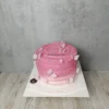 Beyaz kalpler ve krema süslemeleriyle pembe pasta