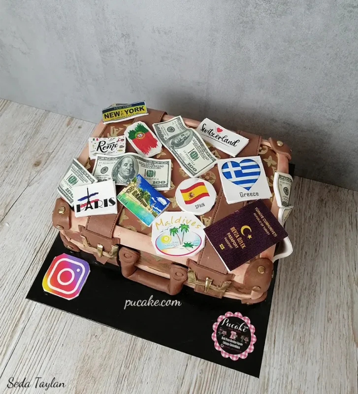 Ülke ve şehir etiketleriyle süslenmiş kahverengi bavul şeklinde pasta