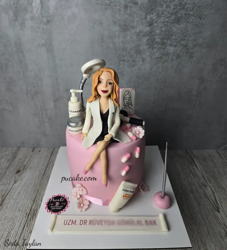 Kadın figürü ve bakım ürünleriyle süslenmiş pembe pasta