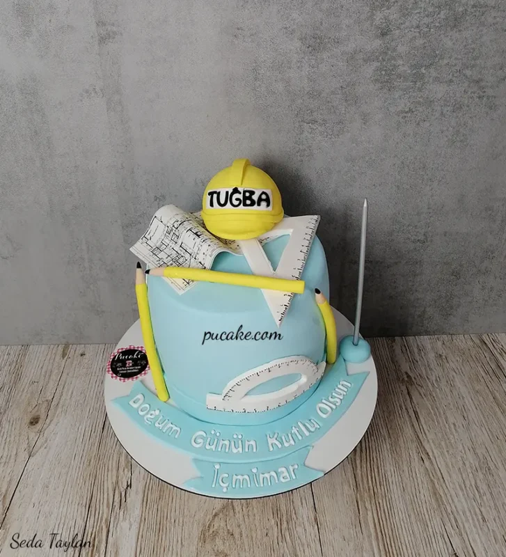 Tenis topu, raket ve spor ekipmanlarıyla süslenmiş pasta
