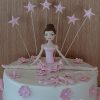 Balerin figürü ve pembe yıldızlarla süslenmiş pasta