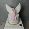 Beyaz melek kanatları ve pembe elbiseli kadın figürüyle süslenmiş pasta