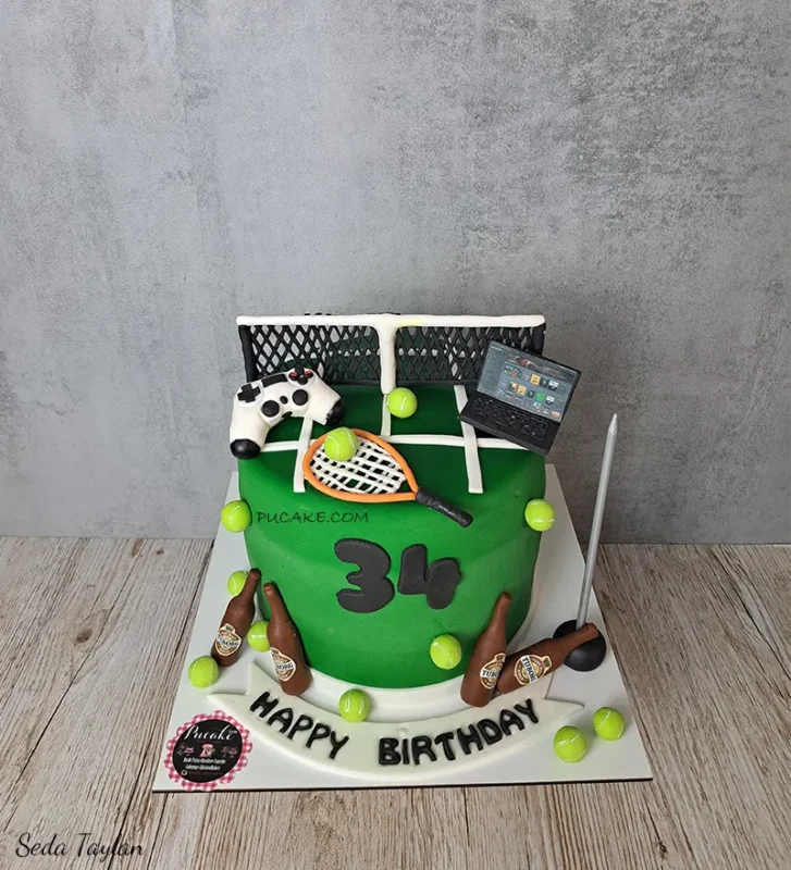 Tenis kortu, futbol kalesi ve 34 rakamıyla süslenmiş spor temalı pasta