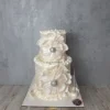 Büyük beyaz çiçekler ve inci süslemeli iki katlı pasta