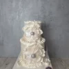 Büyük beyaz çiçekler ve inci süslemeli iki katlı pasta